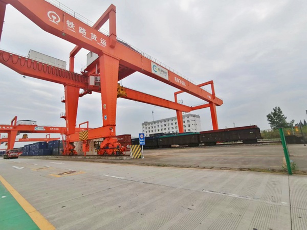陜西寶雞集裝箱起重機(jī)廠家設(shè)備運(yùn)往碼頭