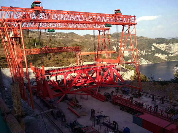 江西新余龍門吊廠家夏季作業注意事項